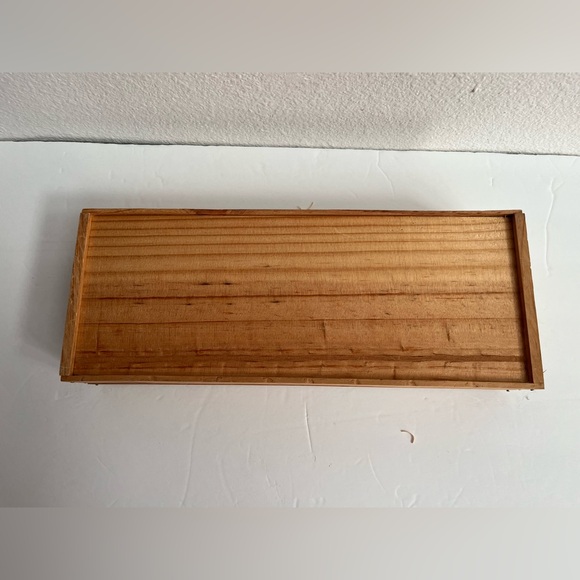 3 CERAMIC ORNAMENTS IN A WOODEN CRATE - Picture 4 of 8